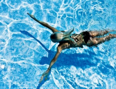 Μεγάλη προσοχή αν μπαίνετε σε πισίνα ή τζακούζι – Τι μπορεί να κολλήσετε!